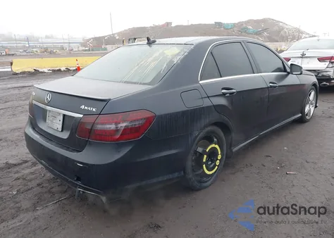 2013 Mercedes-Benz E 550 4Matic z USA, uszkodzony, nr VIN WDDHF9BB5DA677295